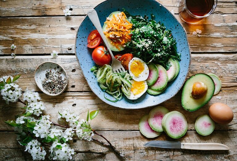 Alimentation anti-inflammatoire et ménopause : 10 aliments à privilégier selon la science 2026